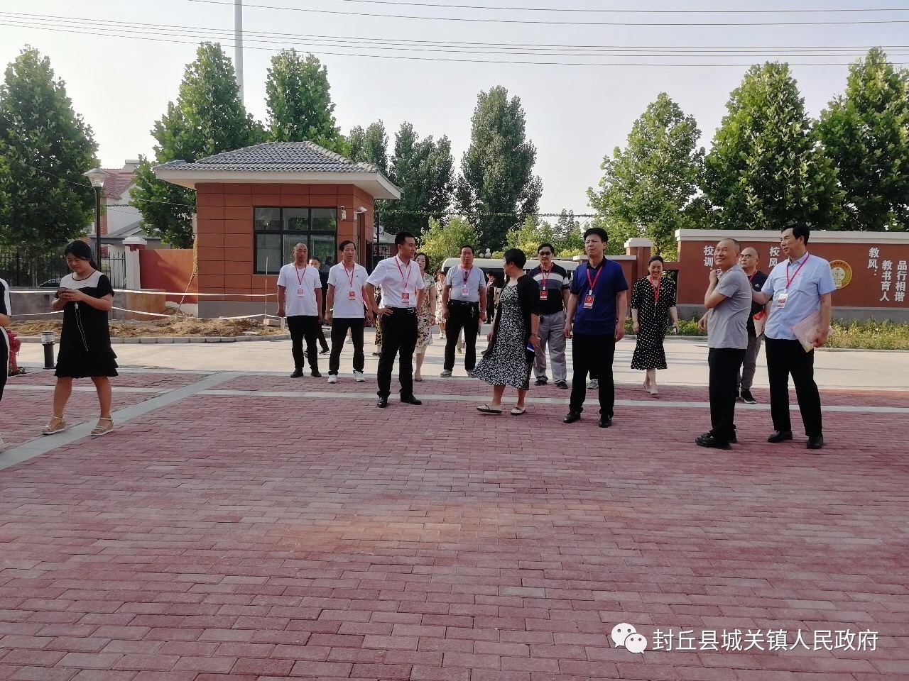 封丘县城关镇人大代表团参观辖区内义务教育均衡发展工作开展情况