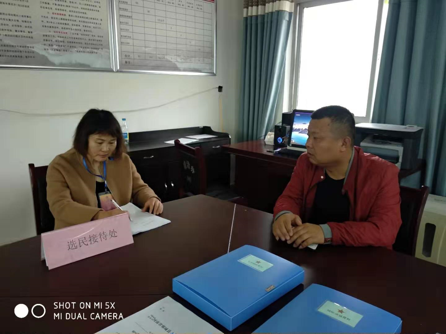 10月22日上午,南丰镇宋庄行政村村民潘志到镇人大联络站咨询入党程序.