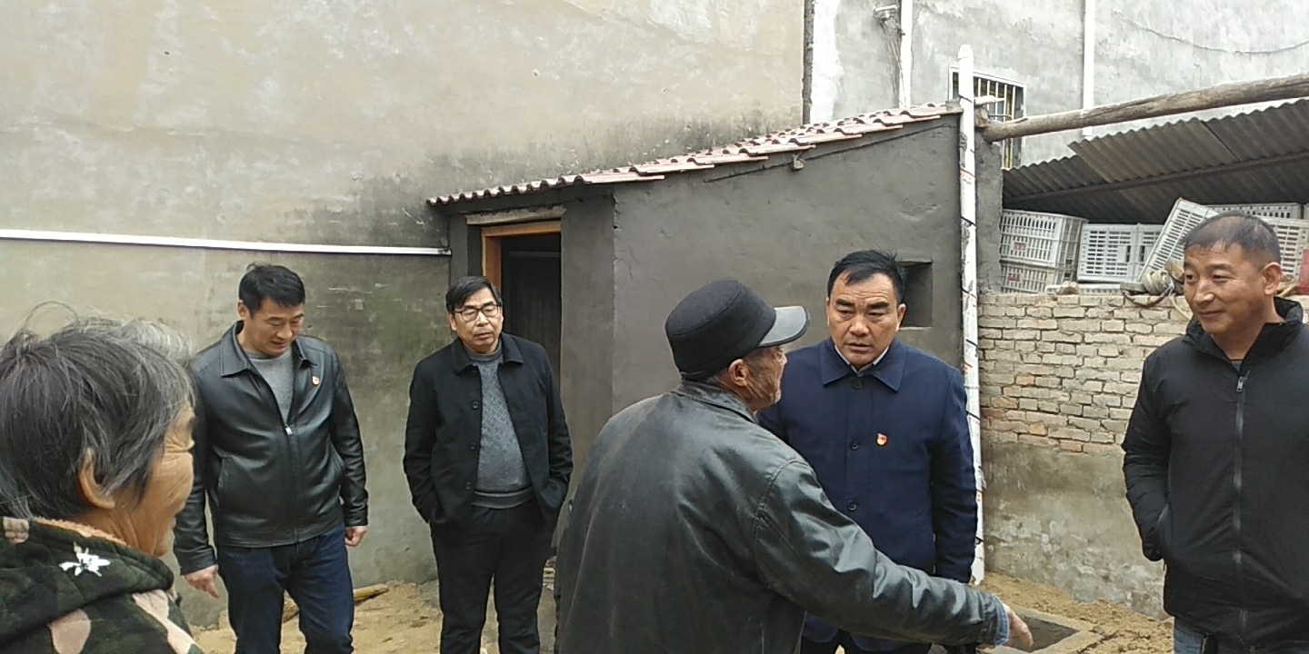 郸城县汲水乡人大代表罗明党刘芳修同志深入押岭村督导检查户厕改造及