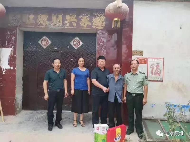 西华县聂堆镇组织开展"八一"节走访慰问活动