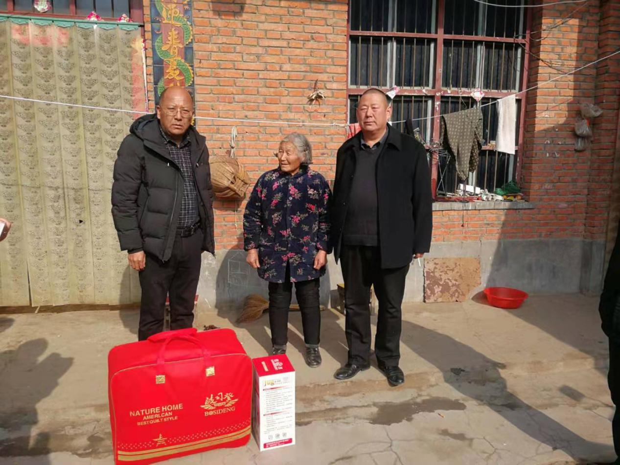 新桥镇人大代表:心系贫困户 寒冬送温暖-项城市新桥镇