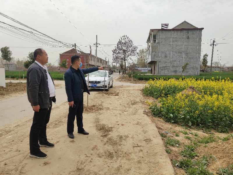 郸城县秋渠乡县人大代表梁辉,贾成亮检查指导"六村共建",国土绿化美化