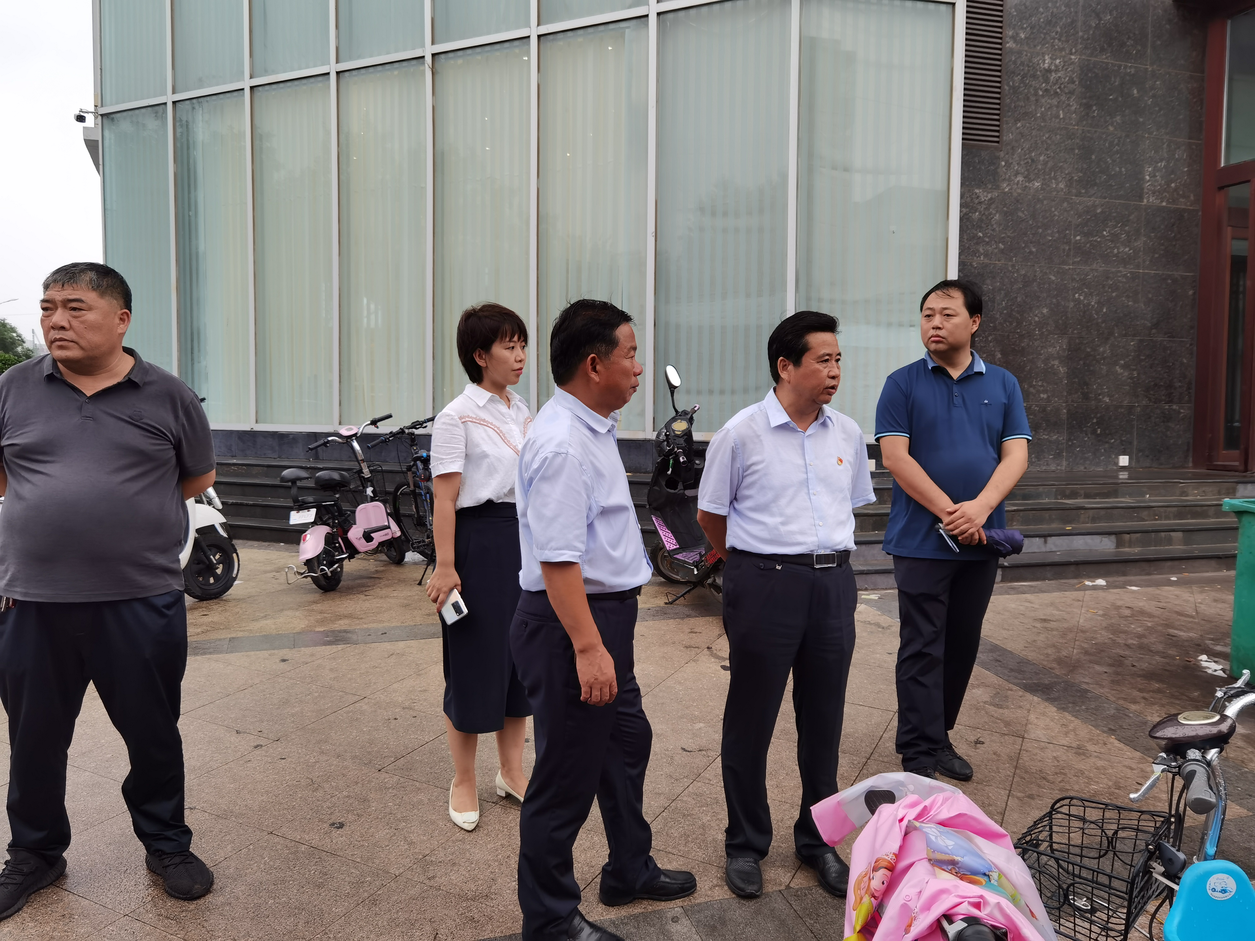 濮阳市人大代表,区委书记刘洪浩带领部分人大代表到人民路街道调研