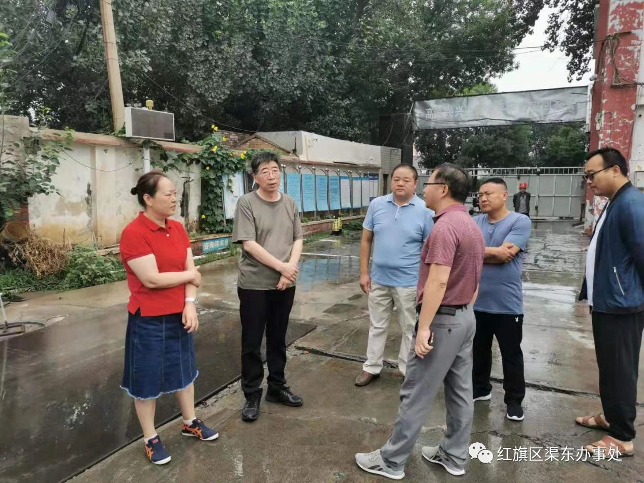 红旗区副区长张兴泉督查渠东辖区建筑工地扬尘管控情况