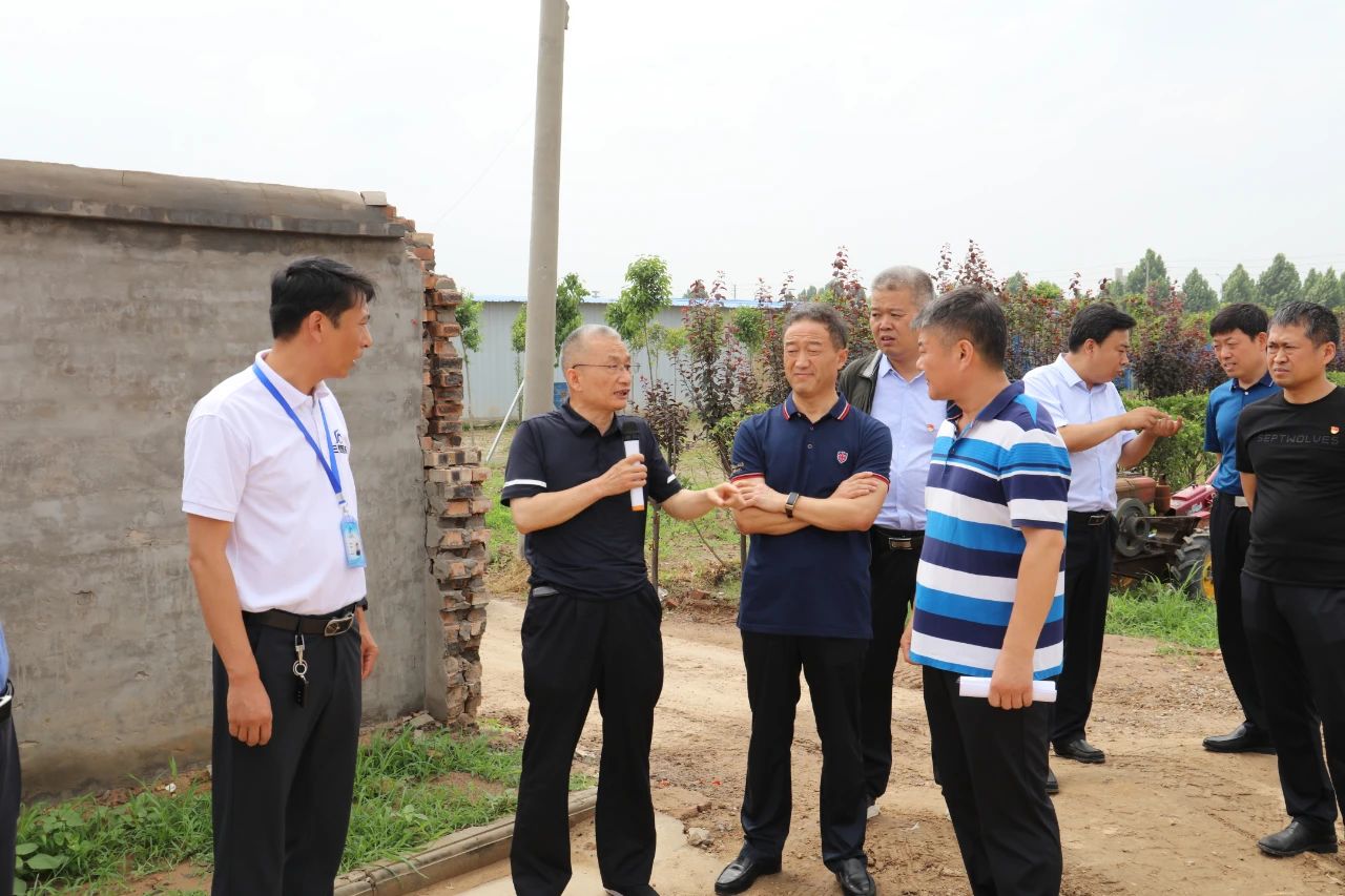在博锦环保项目建设工地,侯德安对企业的负责人说"你不要讲客套话