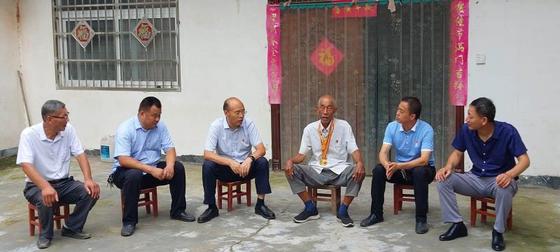 独塘乡人大代表看望抗战老兵-太康县独塘乡人大代表