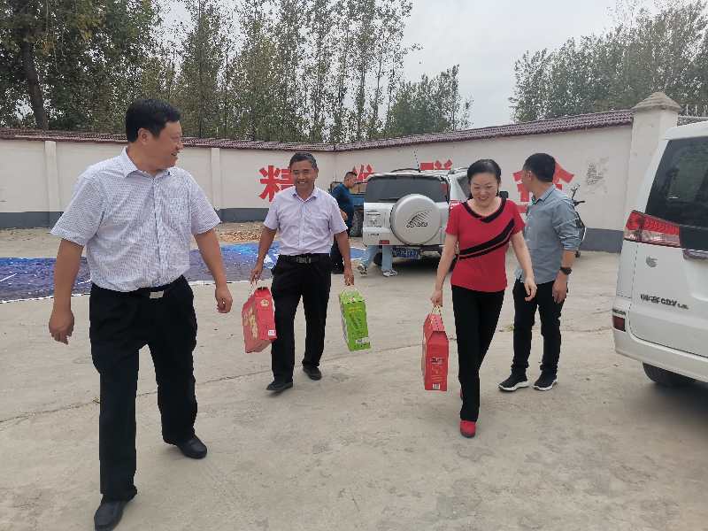 郸城县人大常委会副主任张德峰慰问驻村工作队