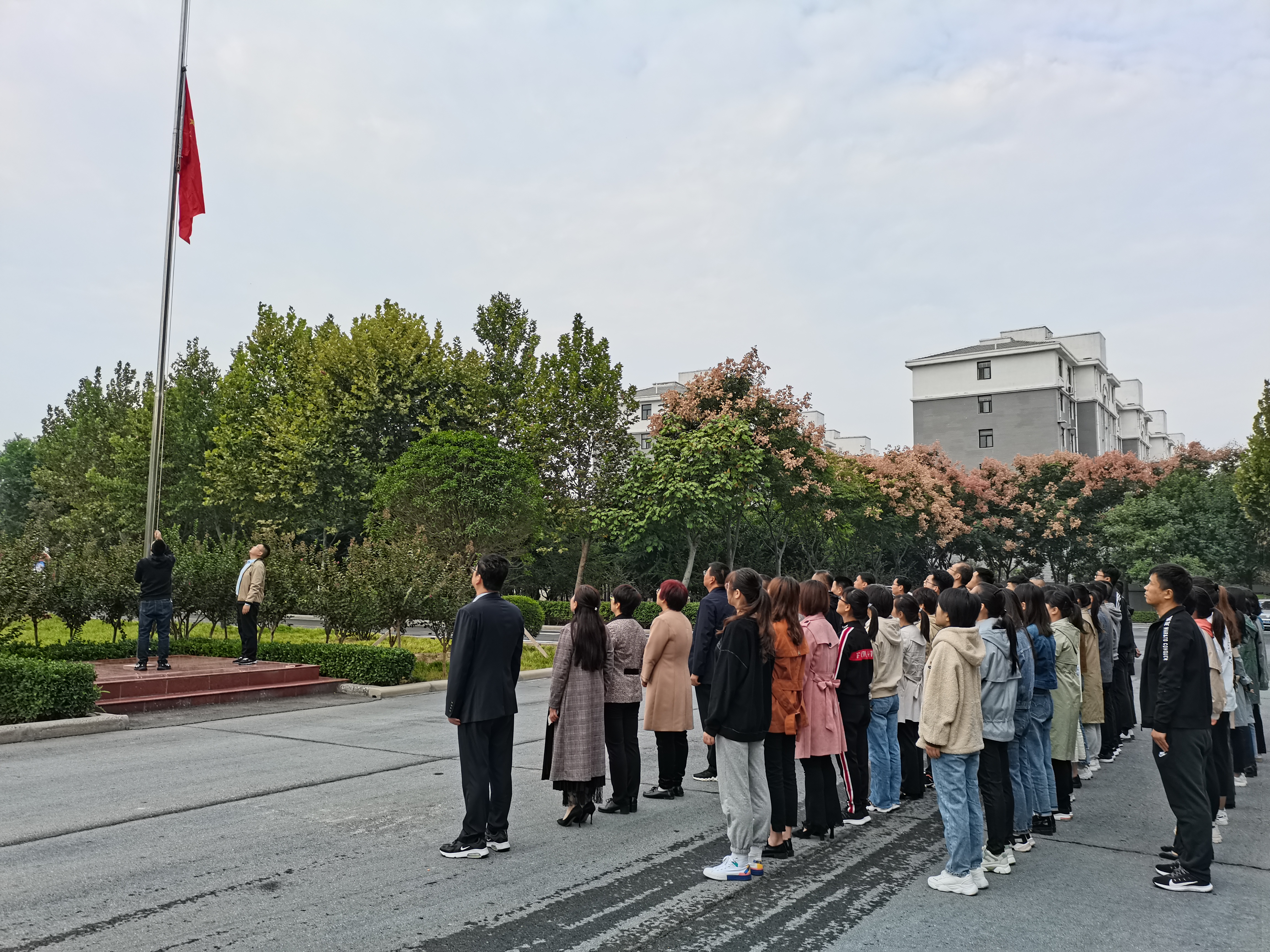 人大代表李金辉组织举行升国旗仪式-长垣市蒲北街道