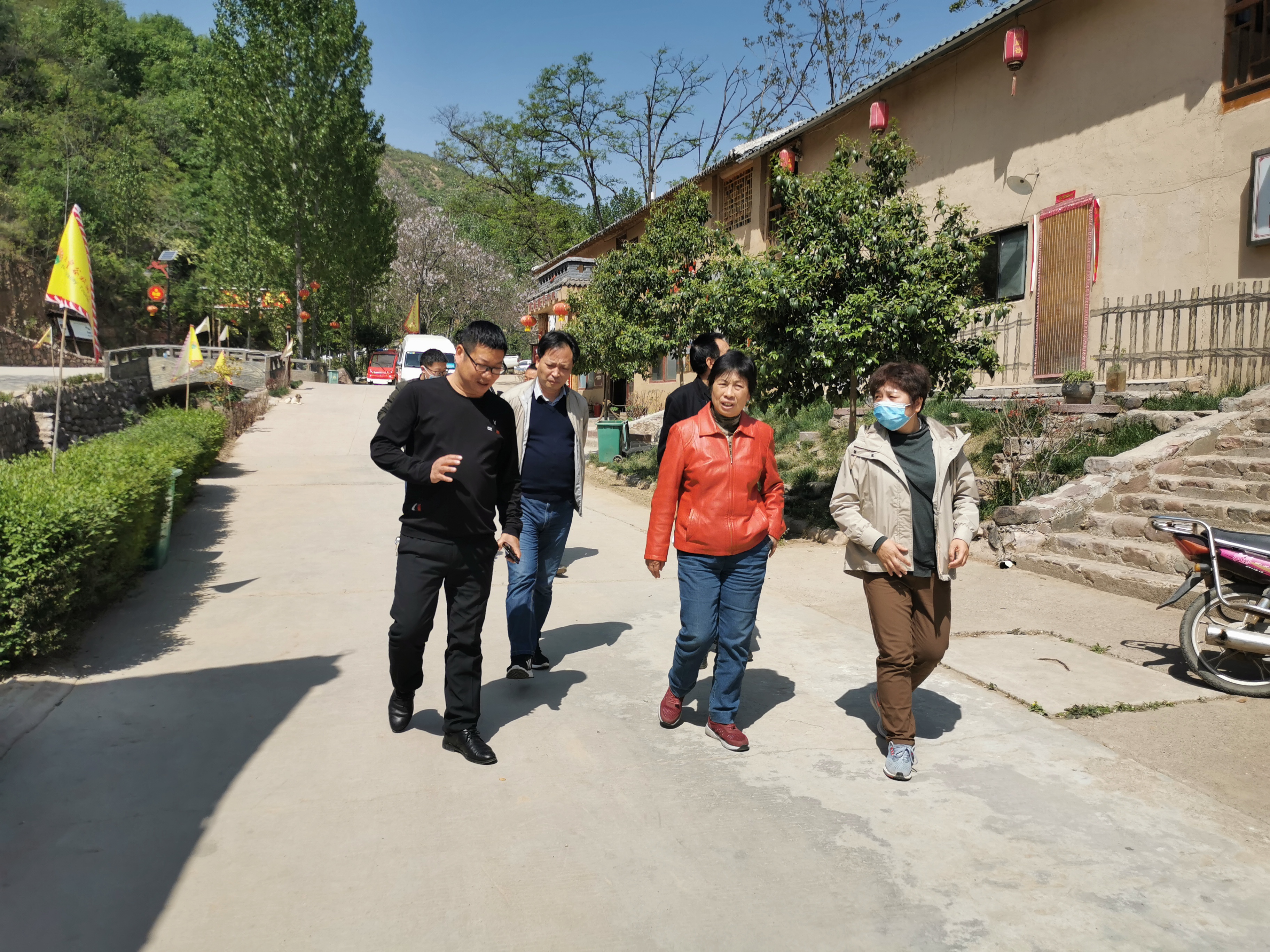 示范区人大工委副主任,市人大常委会副主任吴丽鸣一行到邵原镇调研