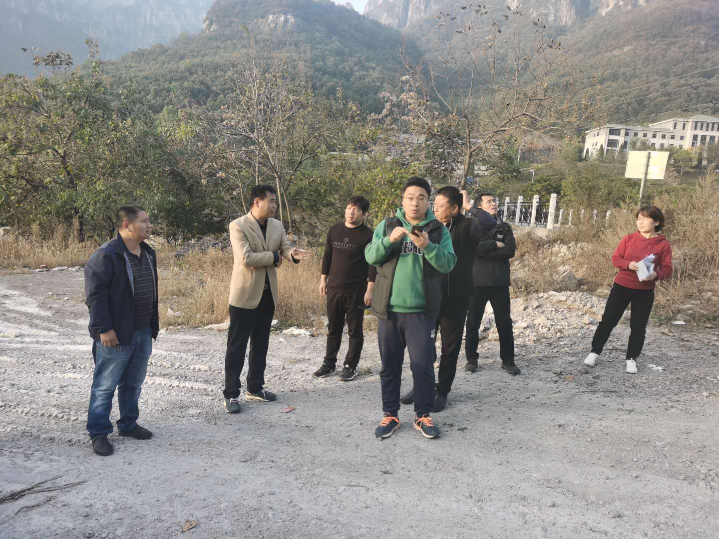 辉县市人大代表,薄壁镇镇长高永明视察指导矿山治理工作