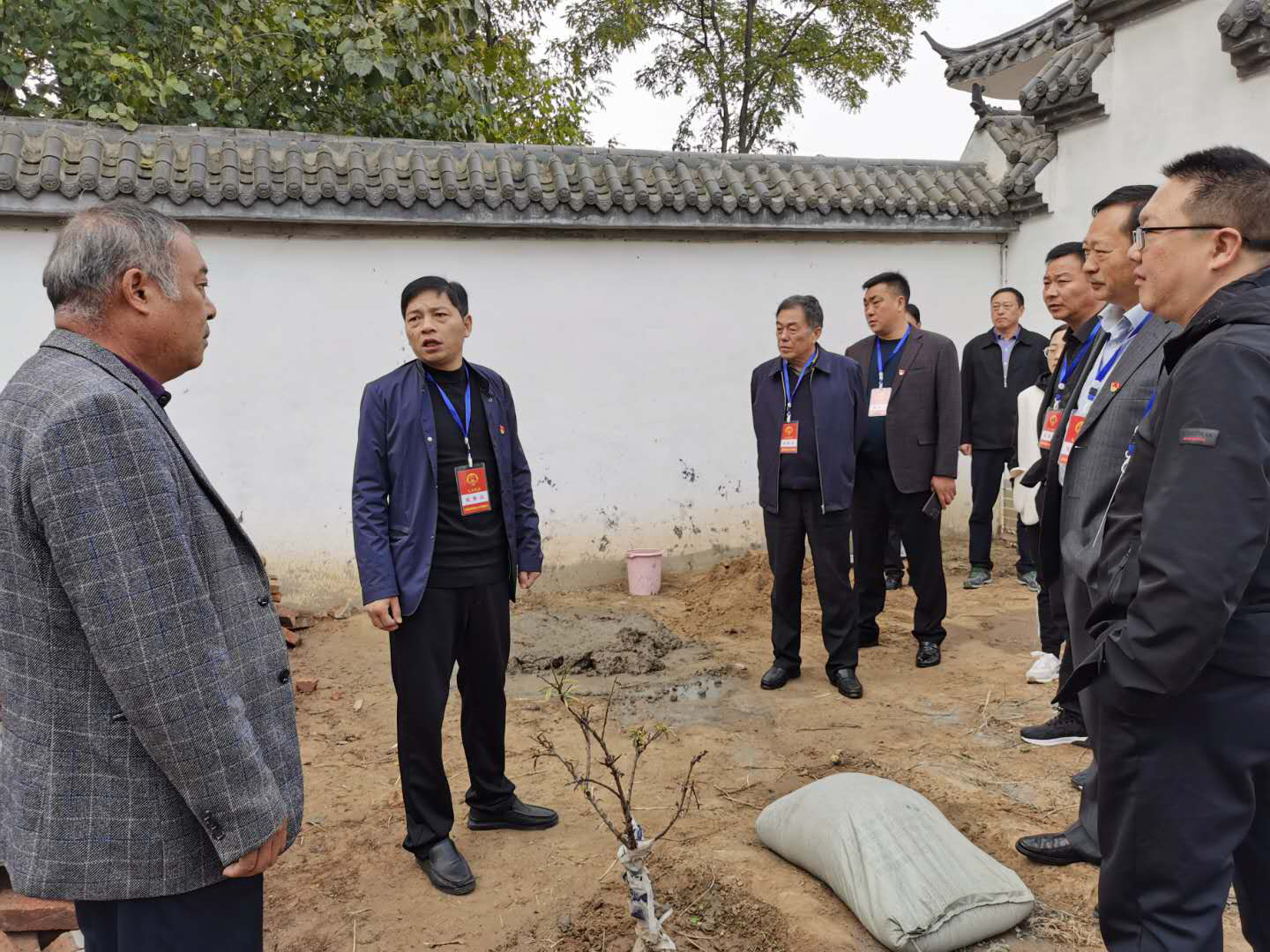 县人大代表董飞调研卫生厕所改造工作