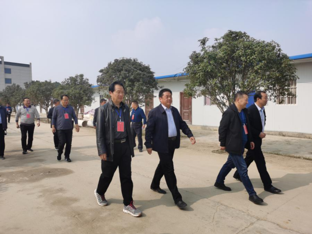 确山县人大观摩团调研李新店镇龙华牧业