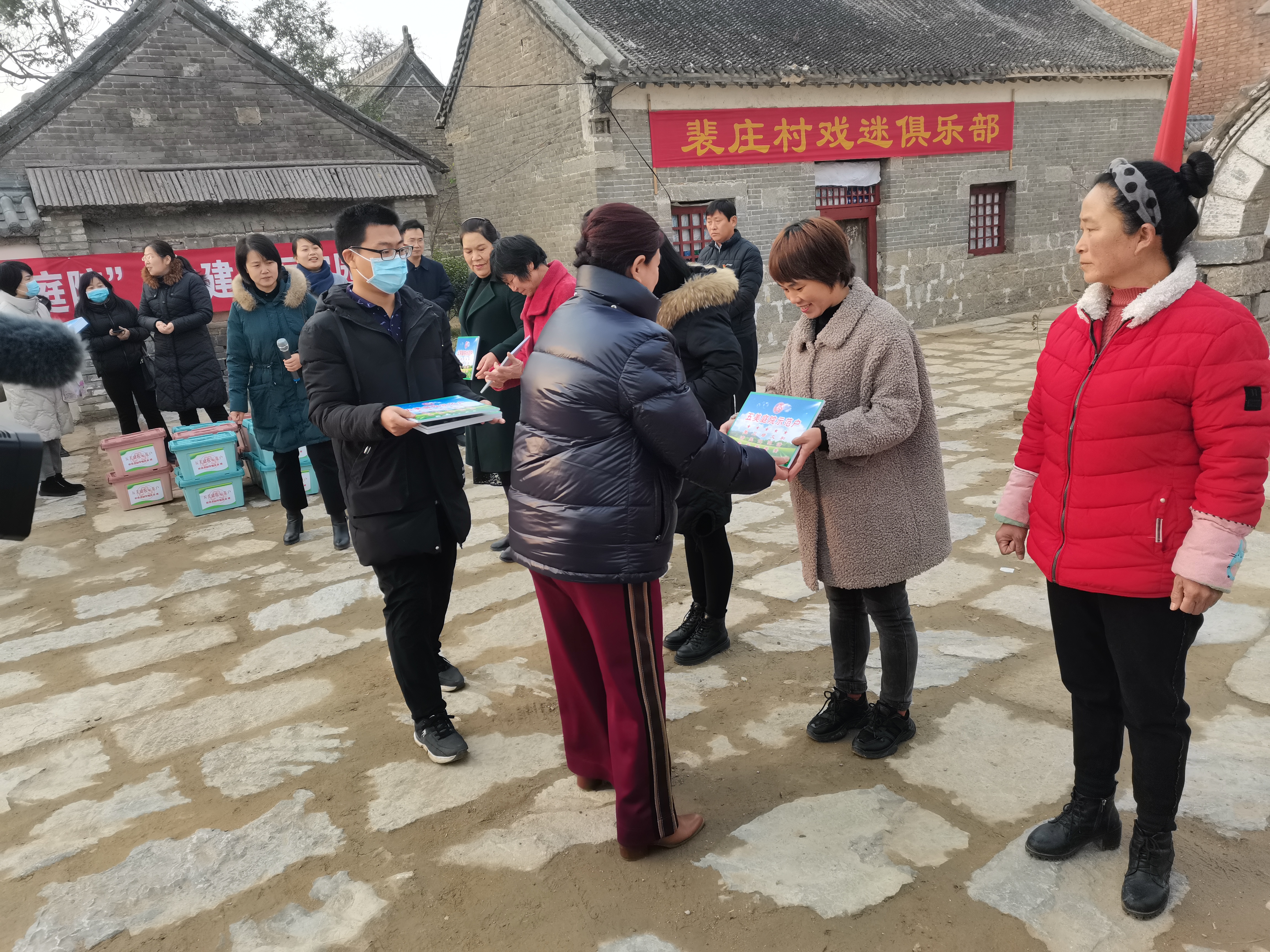 市人大代表,市妇联主席刘砚娟莅临浚县屯子镇裴庄村调研"五美庭院"