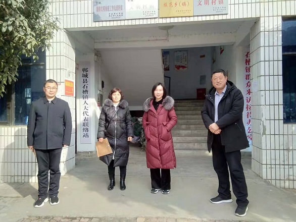 郸城县石槽镇县人大代表史艳华做好假期值班工作