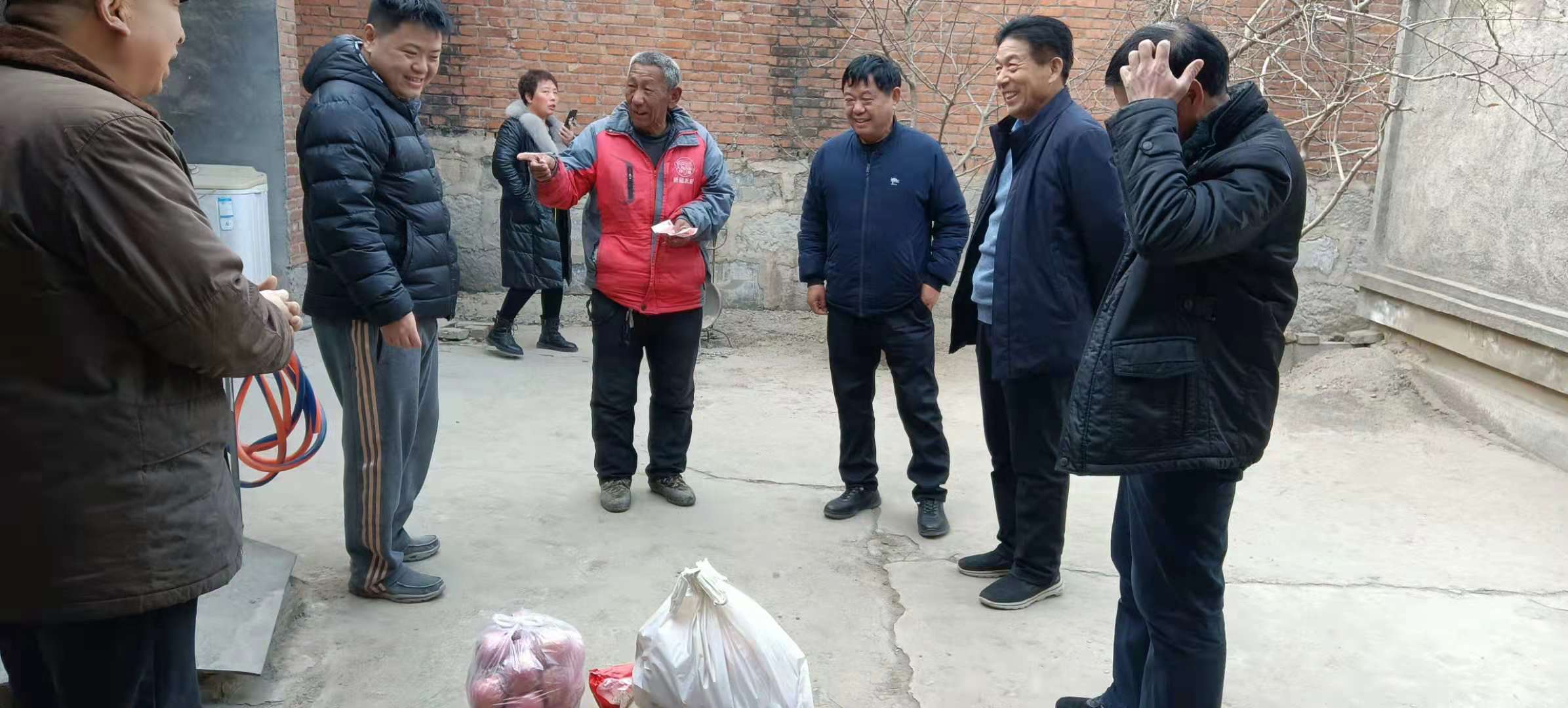 辉县市人大代表贾琼到西井峪村走访慰问困难群众