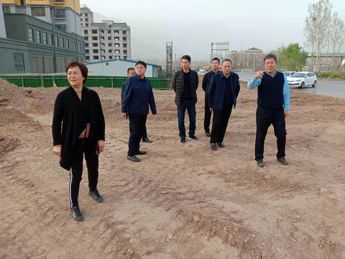 市人大代表,辉县市委书记郭书佩检查指导安置区建设工作
