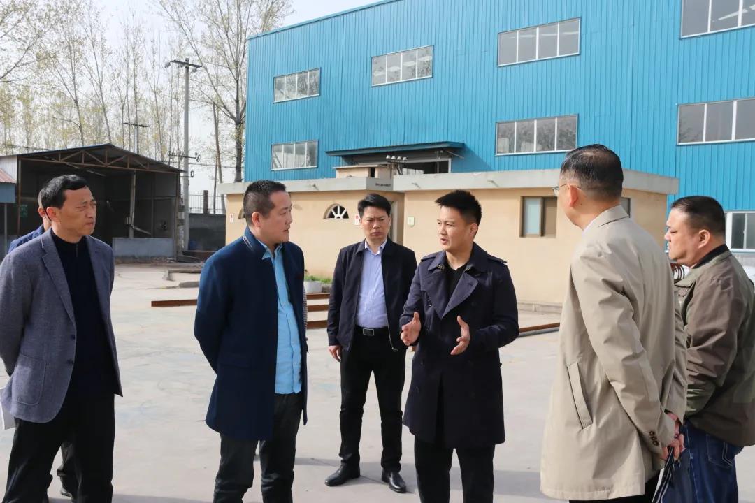 县人大代表孔庆熙陪同县委常委,政法委书记范玉东来亢村镇调研指导