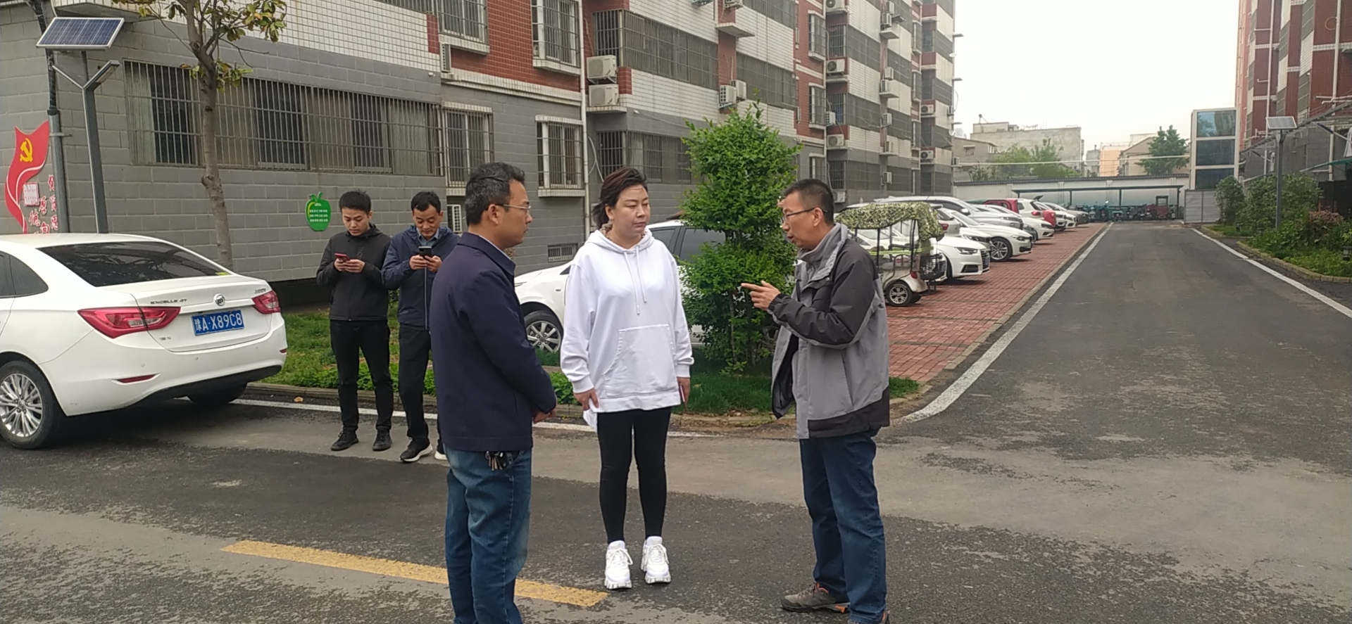 王艳部长督导创建国家文明城市工作-川汇区荷花街道