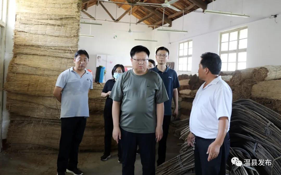 黄河街道办事处主任,人大代表焦德明对辖区防汛救灾情况进行现场督导
