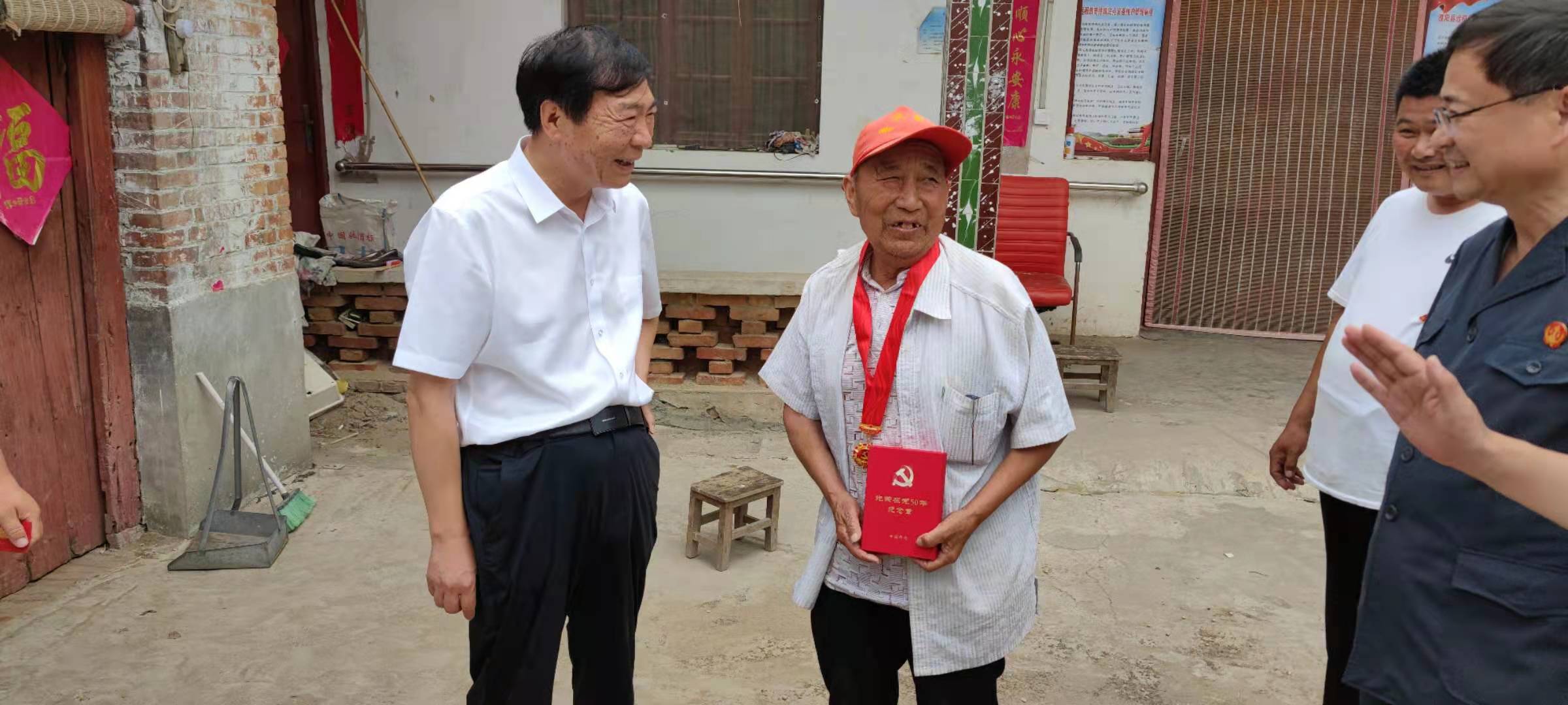 县人大领导张宏江看望慰问老党员