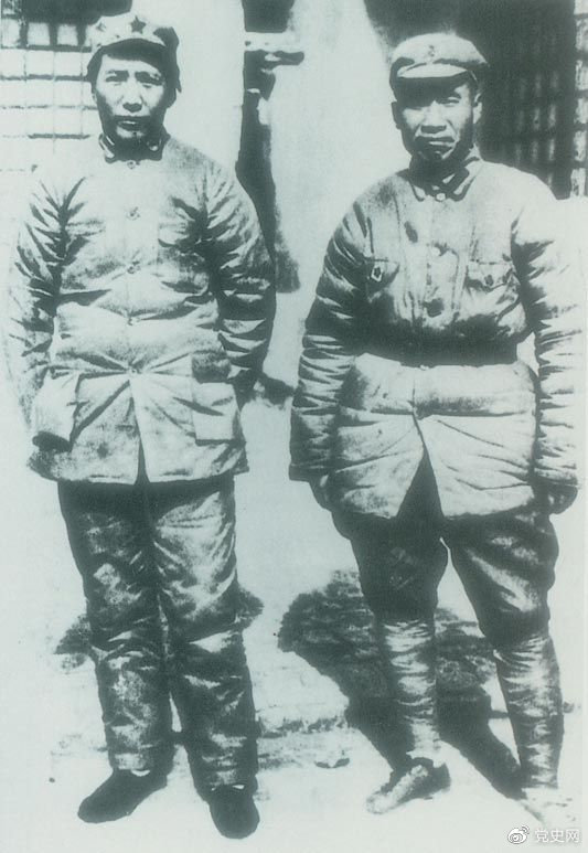 1937年7月7日，卢沟桥事变爆发。8日，中共中央通电全国，号召结成民族统一战线抵抗日本侵略者。图为1936年冬毛泽东和朱德在陕北。