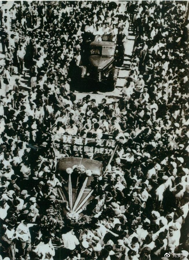 1956年7月13日，第一批国产“解放”牌汽车在长春第一汽车制造厂试制成功，结束了中国不能制造汽车的历史。图为7月14日，“解放”牌汽车开下生产线。