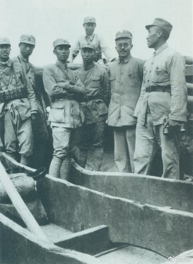 1937年9月，八路军部分领导人率部东渡黄河，开赴抗日前线。图为渡船上的八路军领导人，前排右起：朱德、任弼时、左权。