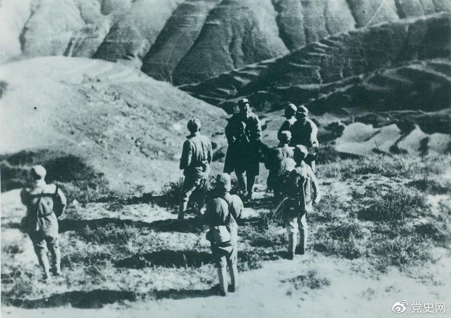 1937年11月，八路军第一一五师、一二九师主力在正太路以南广阳地区侧击西犯之敌，给日军以沉重打击。图为徐向前（正面中立者）在前线指挥战斗。