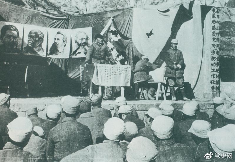 1942年11月，朱德在延安军事学院第一期学员毕业典礼上讲话，勉励大家发扬党的实事求是、密切联系群众的优良传统。