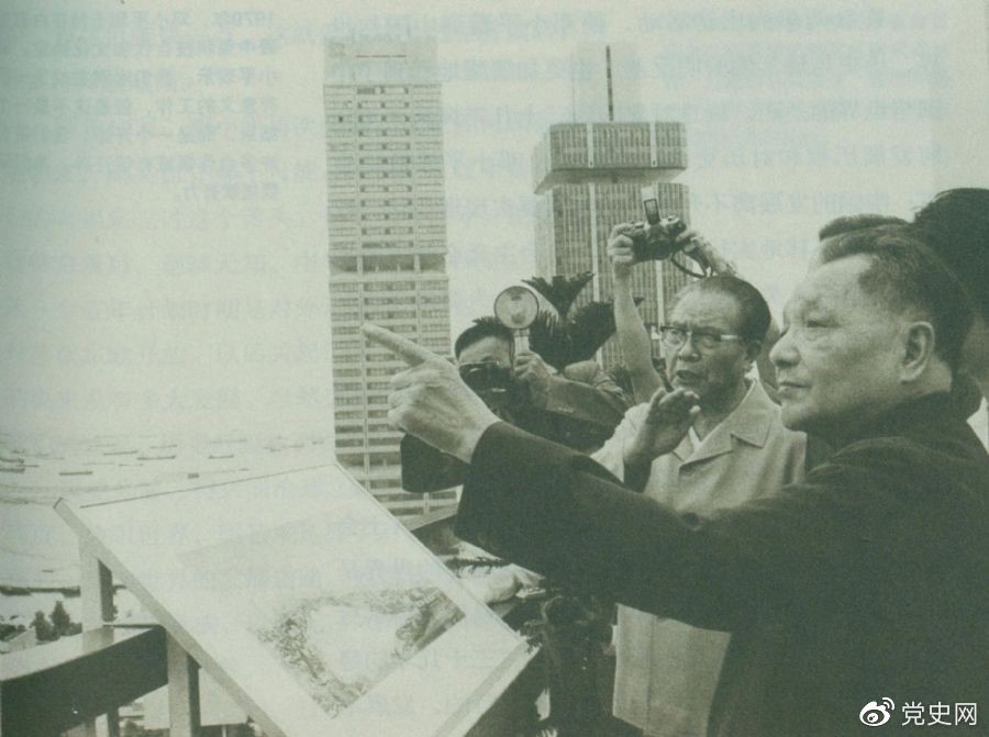 1978年11月13日，邓小平在新加坡住房和发展局听取关于新加坡公共住房计划情况的介绍后，登上办公大厦楼顶，瞭望周围一幢幢新建成的公共住房，赞扬新加坡在解决住房方面所作的努力。