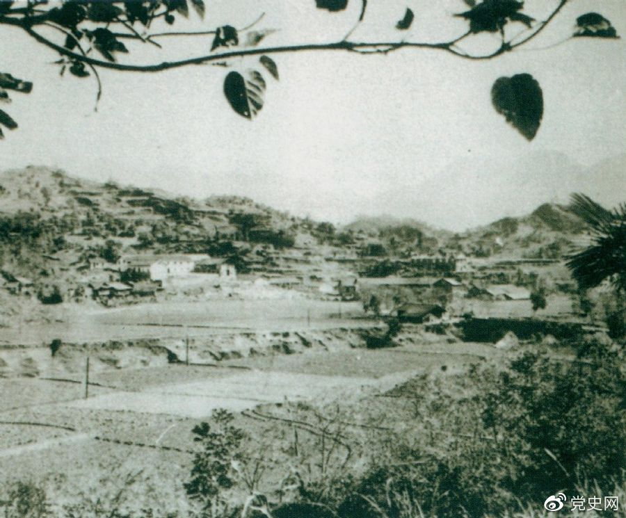 湖南桑植县刘家坪。1935年11月19日，任弼时、贺龙和关向应从这里率部突围进行长征。