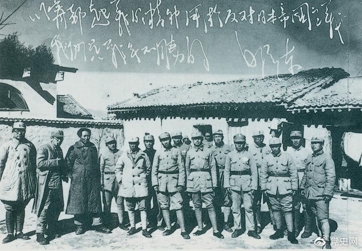 1931年12月14日，国民党第二十六路军在赵博生、董振堂、季振同、黄中岳率领下，于江西宁都起义，加入工农红军，编为红军第五军团。图为1937年毛泽东、王稼祥、萧劲光与宁都起义的参加者在延安合影。