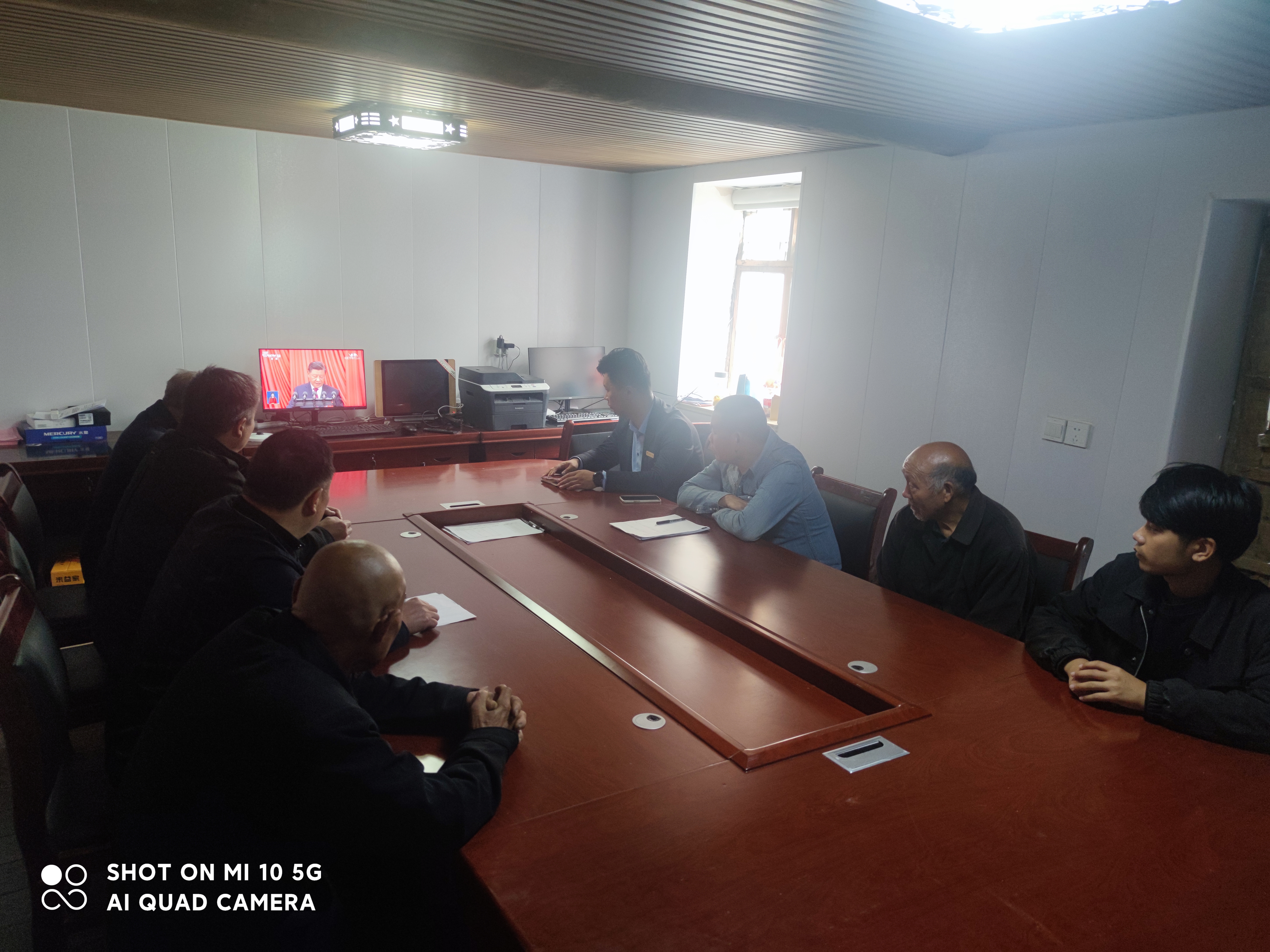 鹤壁市人大常委会机关驻村第一书记与村两委一起集中收看党的二十大开幕会