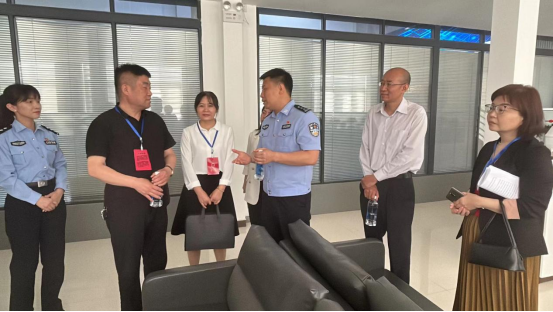1代表调研智慧安防  建言献策平安湖滨258