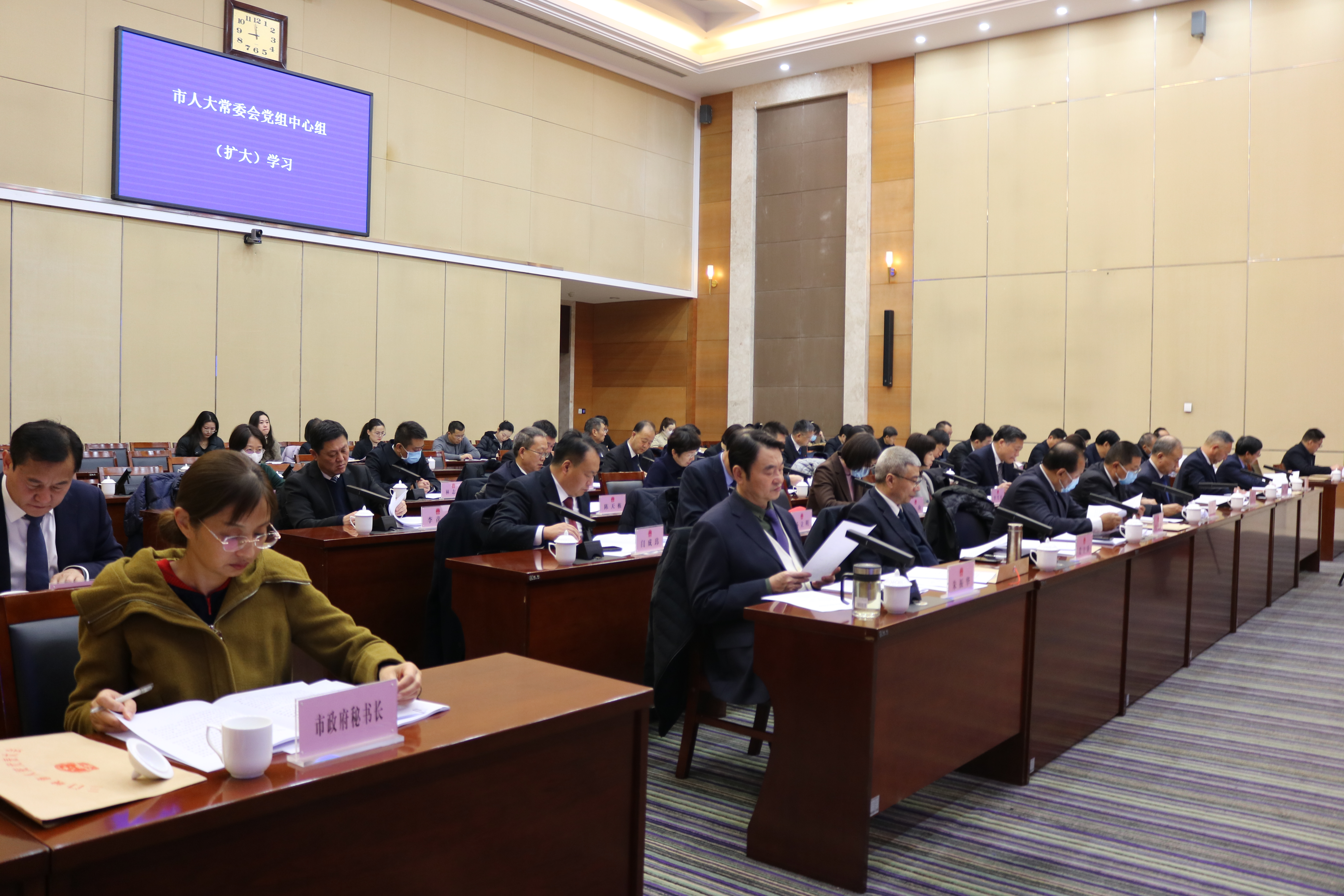 2  0111  市八届人大常委会第九次会议召开