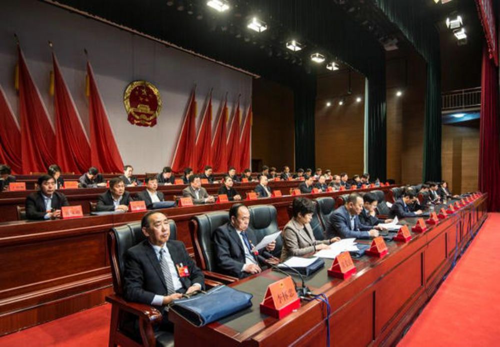县十五届人大四次会议主席团召开第一次会议