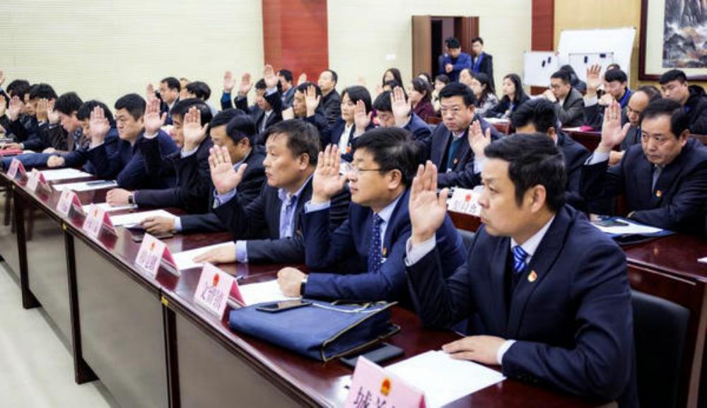 县十五届人大四次会议主席团召开第二次会议