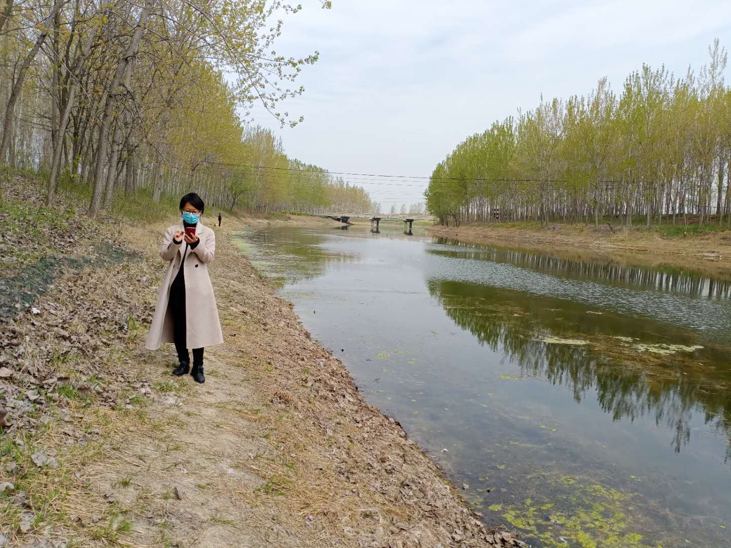 履职活动郸城县丁村乡人大代表罗骁在节假日进行巡河视察2020.04.06.jpg