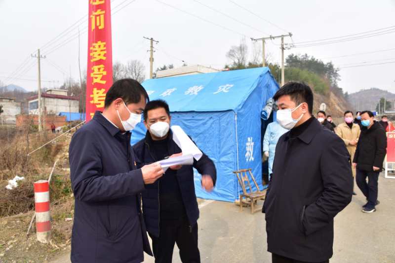 图1：樊涛（左一）在检查卡点疫情防控情况.jpg