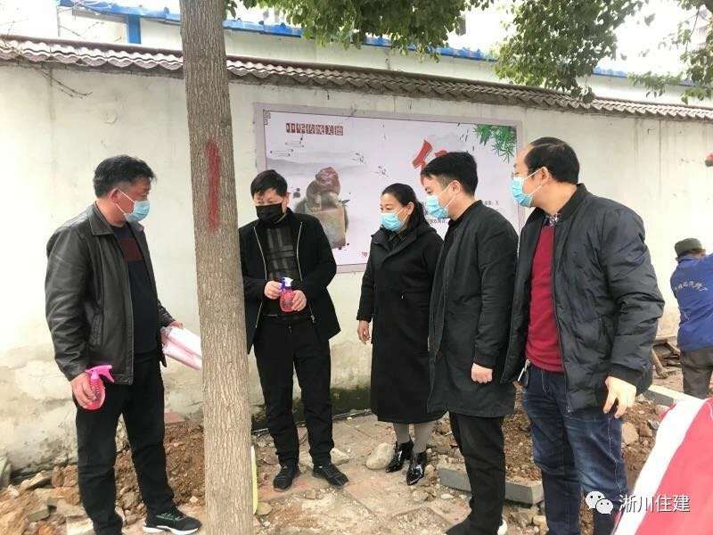 图片三：侯娜（左三）到项目工地查看复工情况.jpg