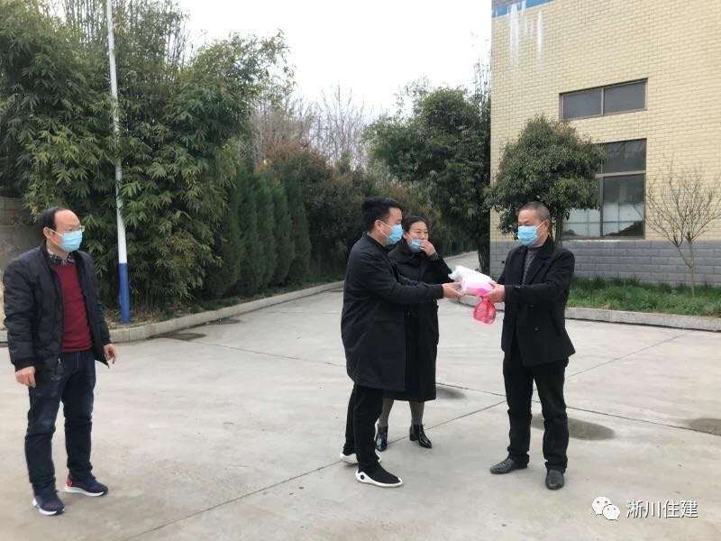 图片二：侯娜（右二）到复工企业调研.jpg