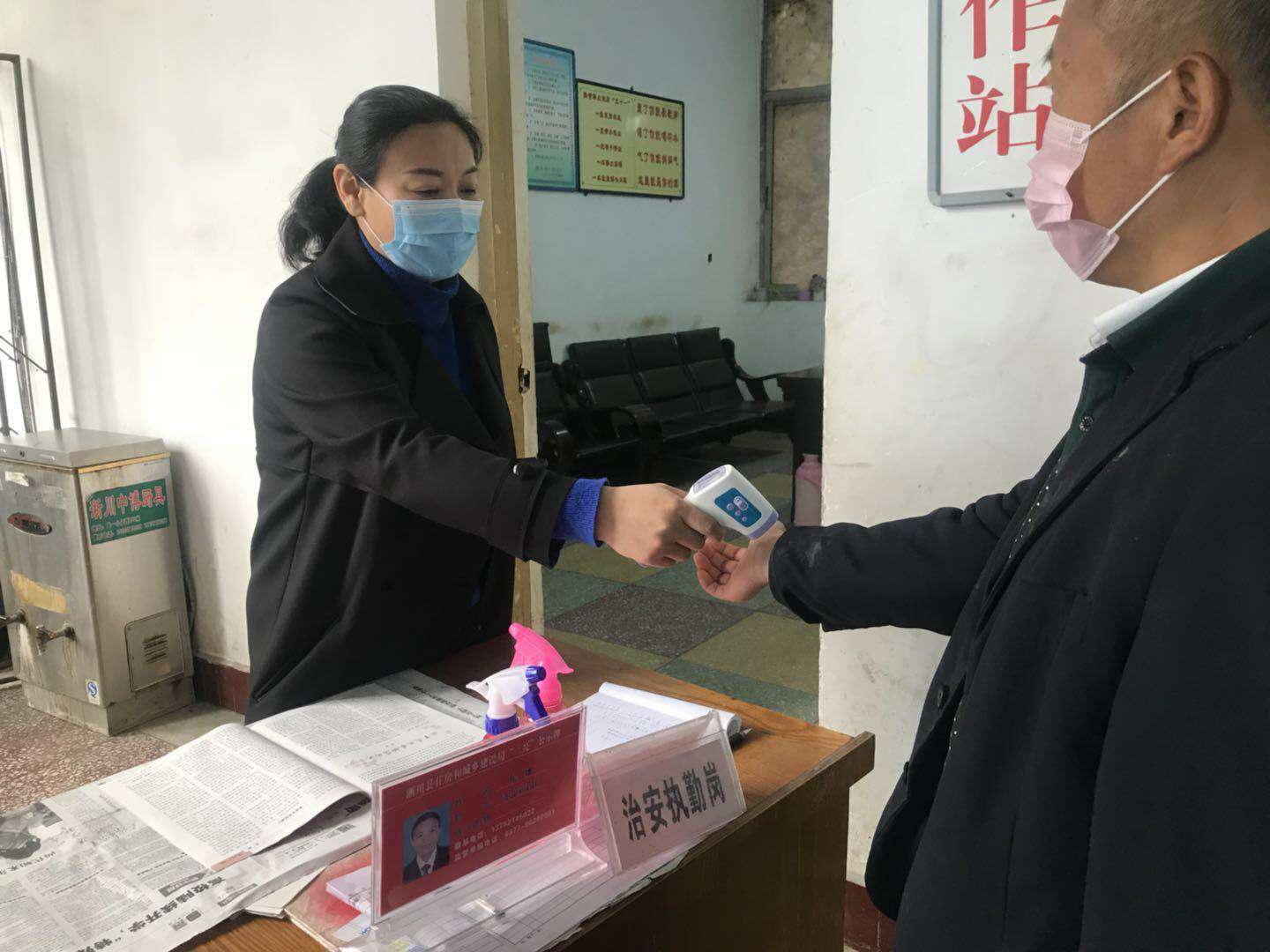 图片一：侯娜（左一）在工作岗位值守.jpg