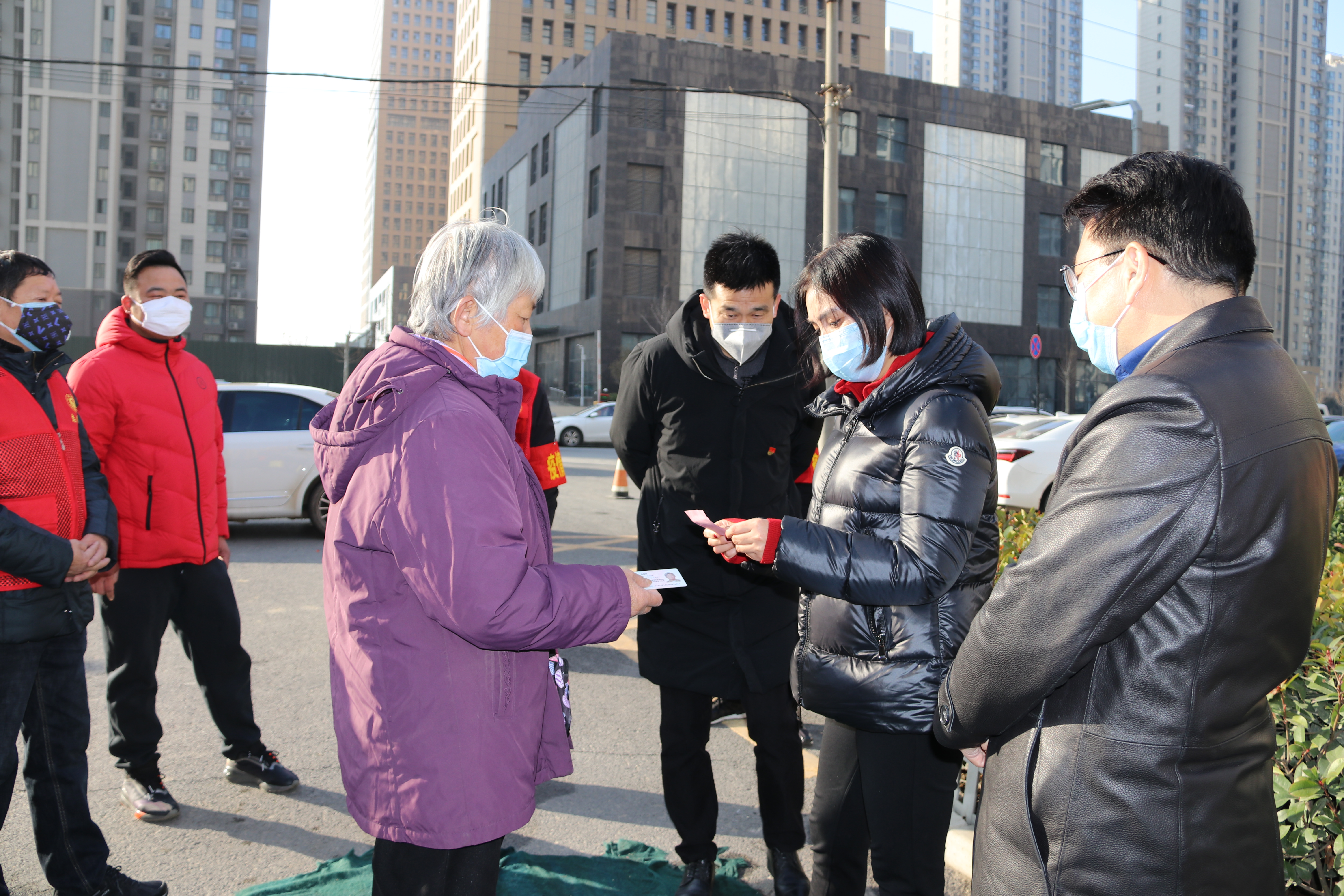 2月9日上午，王凤霞到锦和苑A区督查工作，与居民群众亲切交谈，对小区出行证做法表示肯定，。.jpg
