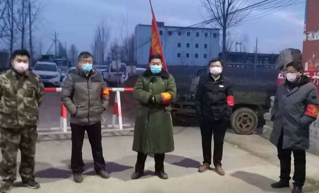 人大代表程祎允带头卡点值班.jpg
