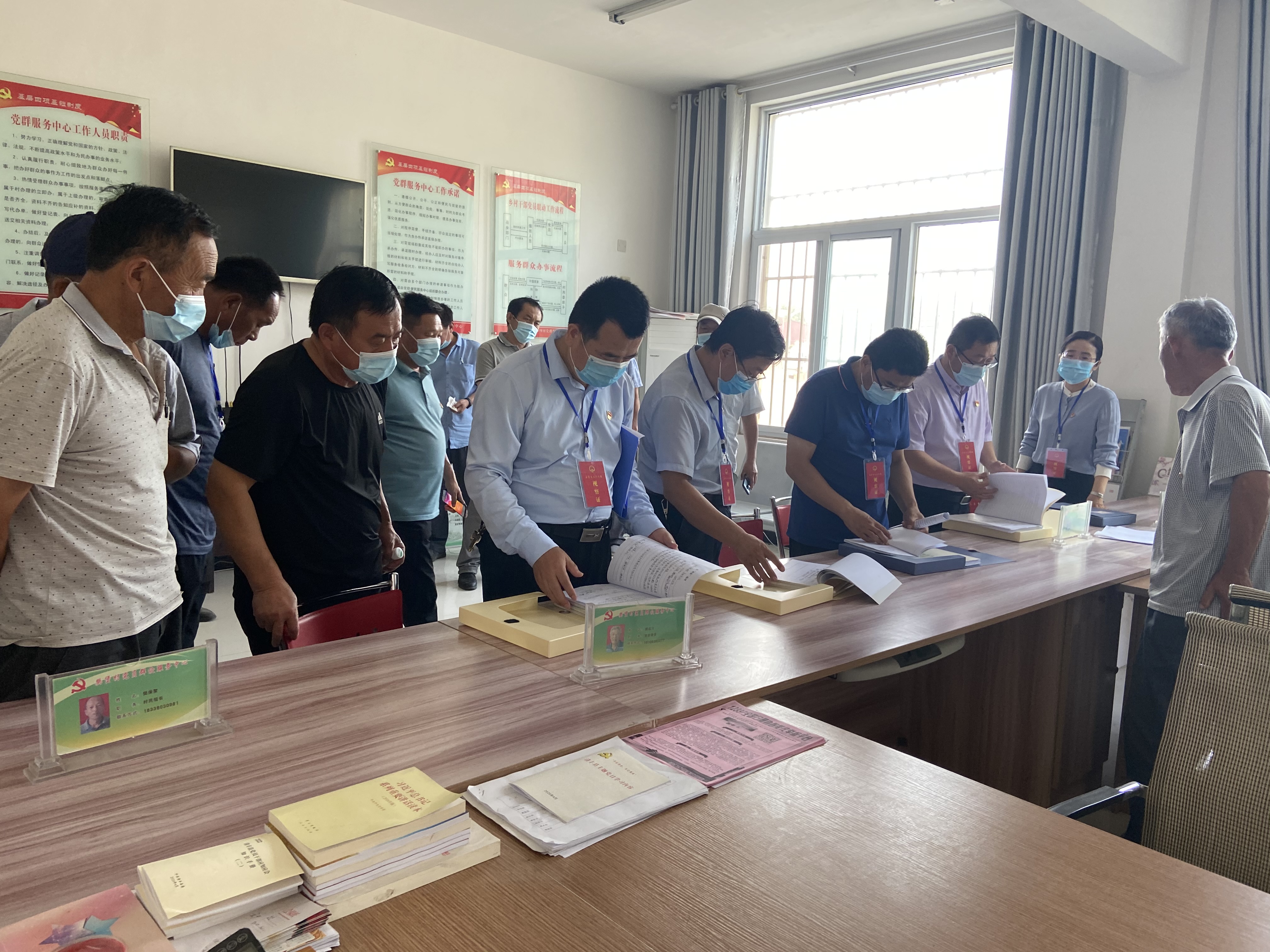 人大代表分组持证视察村级工作落实.jpg