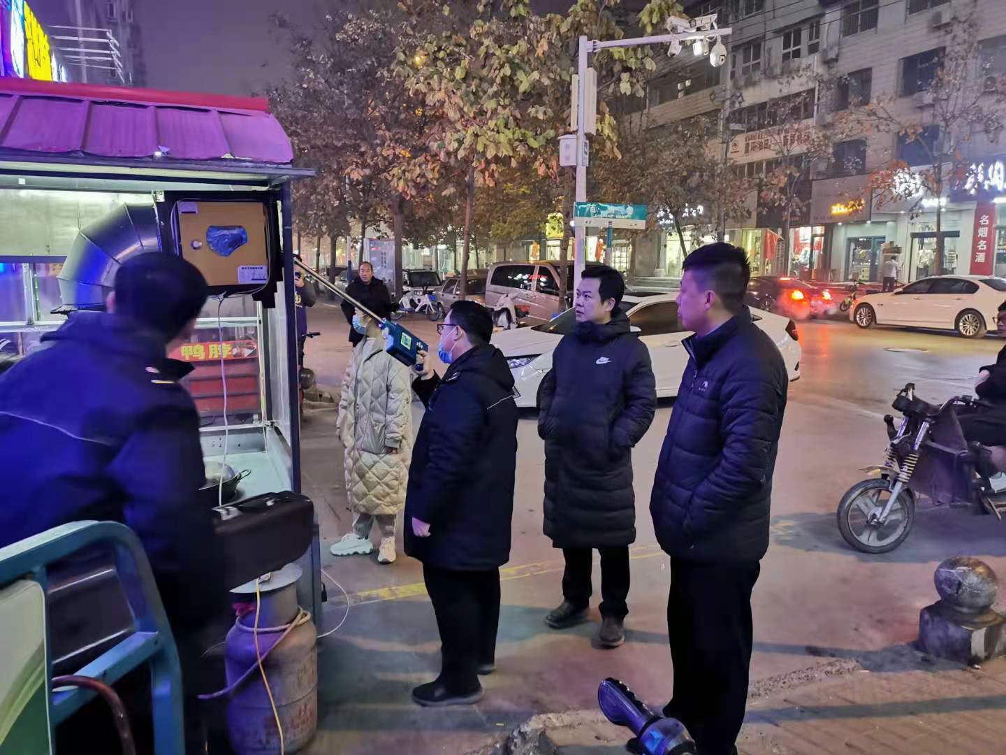 王磊夜查.jpg