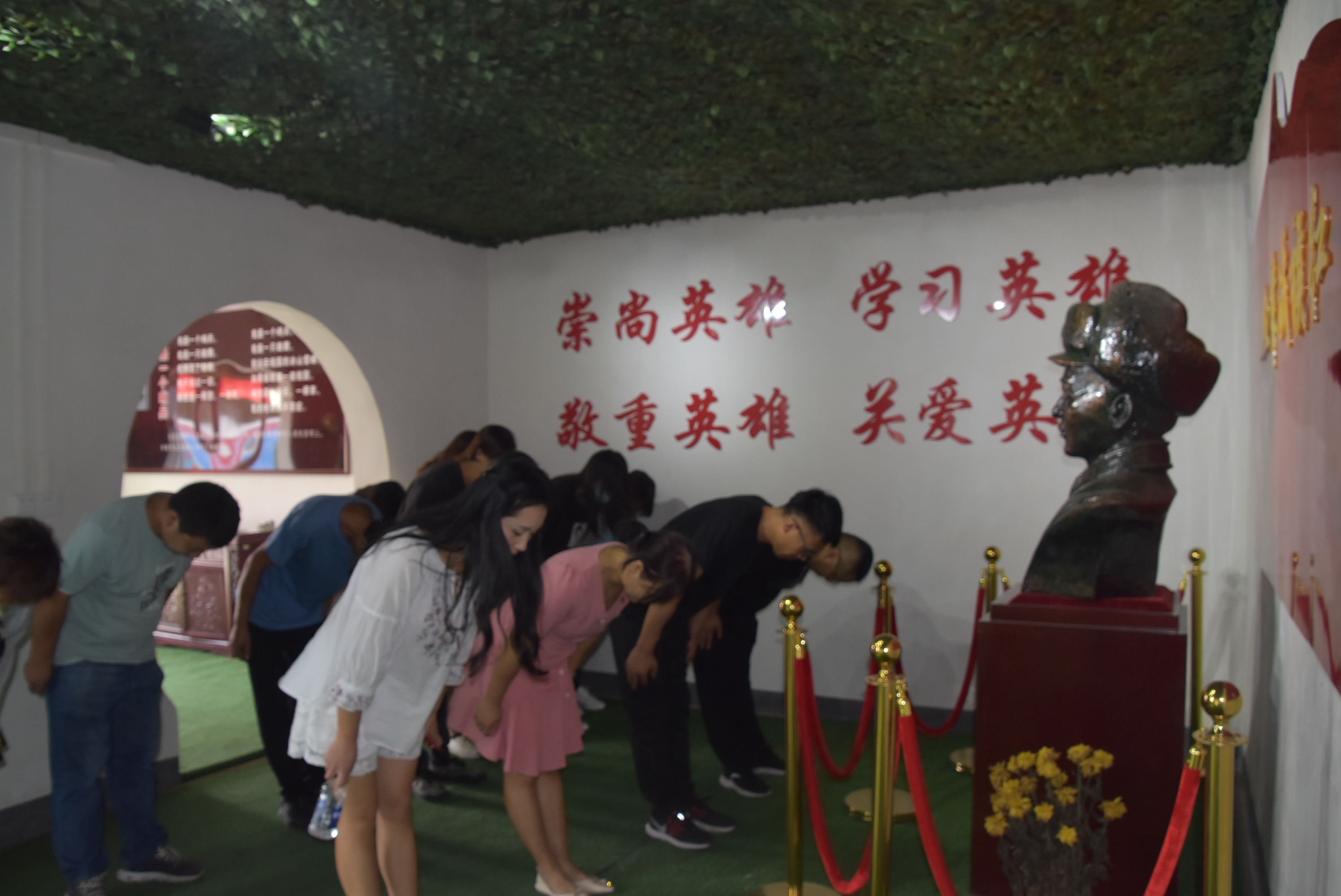 9月份人大代表活动活动，观看太行八英、王忠殿纪念錧..jpg