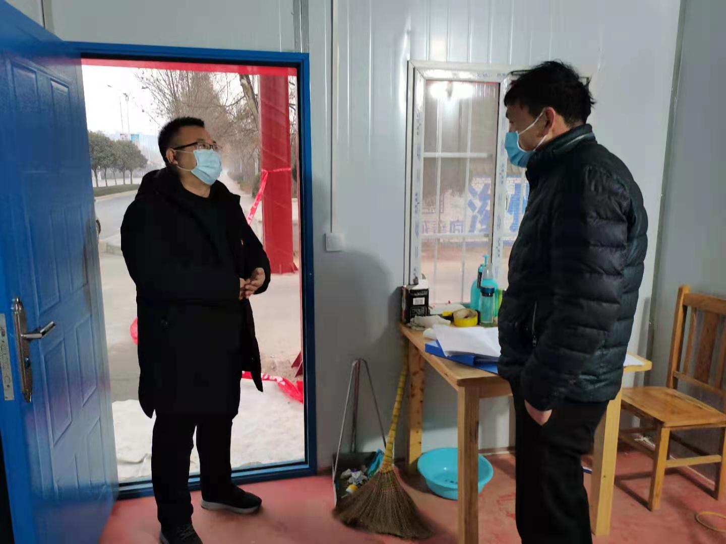 人大代表郭瑞锋视察疫情执勤服务站.jpg