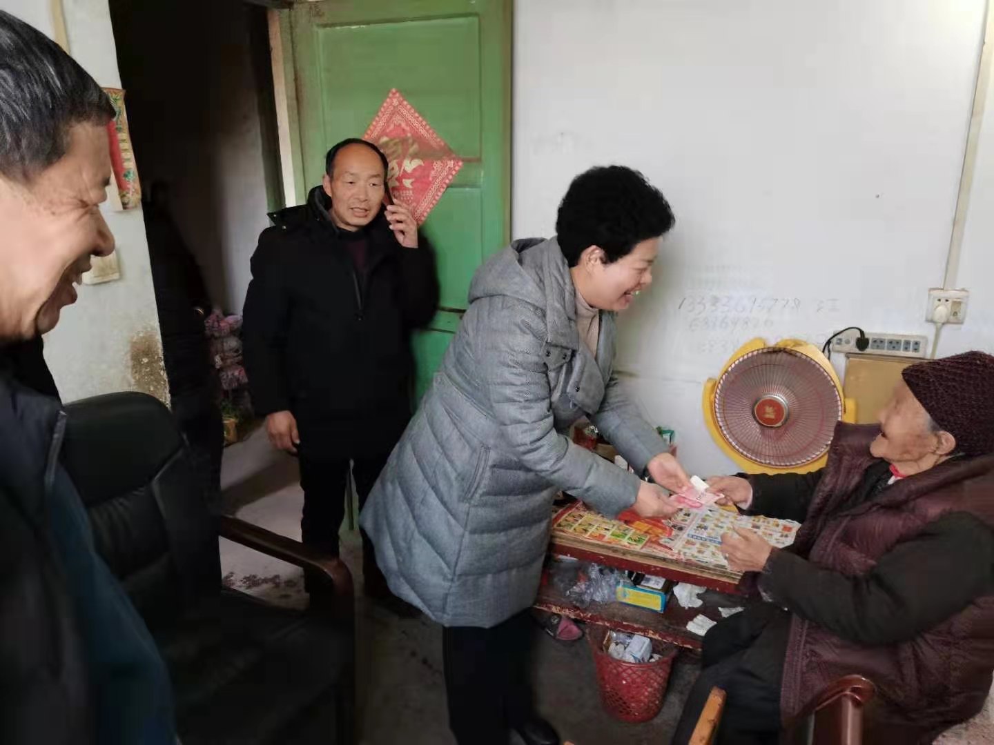 慰问刘庄老党员.jpg
