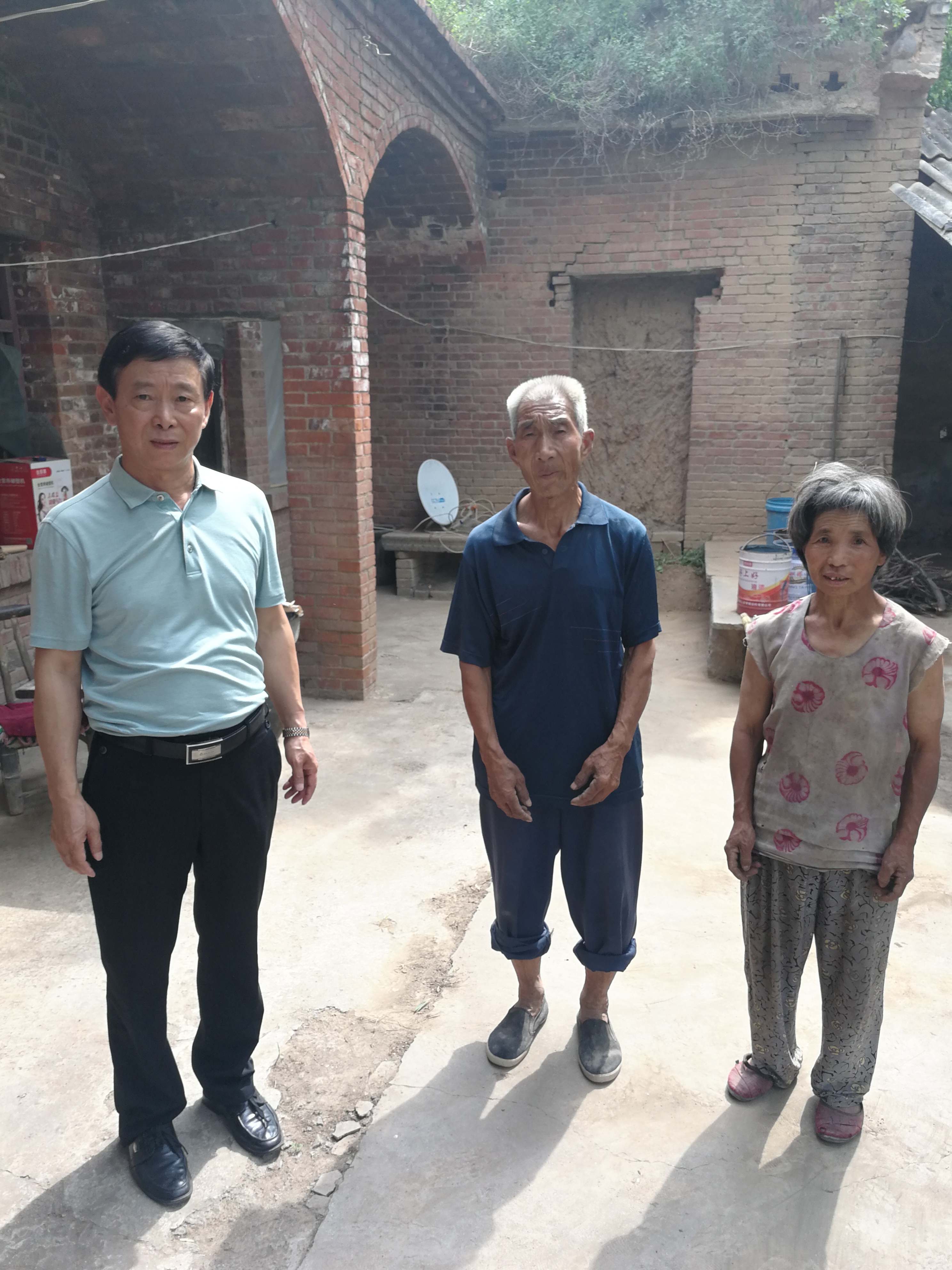 2018年8月3日，市人大代表赵超看望山川村贫困户赵长通.jpg